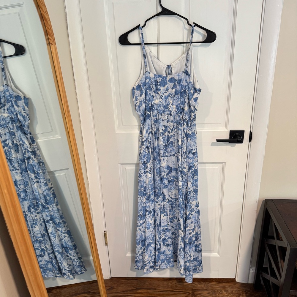 Abercrombie & Fitch Crinkle Textured Smocked Waist Midi Dress in Blue Floral - Picture 6 of 9